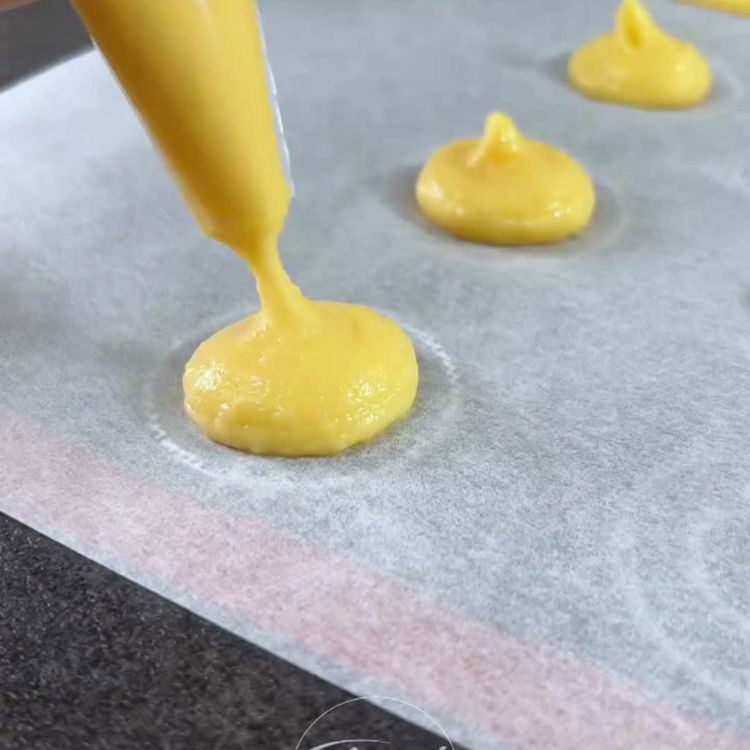 Image of Incorporați oul până se formează un aluat neted și cremos....