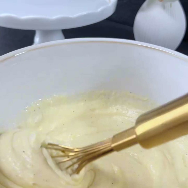 Image of Podgrzej mleko w rondlu, a następnie delikatnie wlej je do mieszanki z żółtkami i laską wanilii, ciągle mieszając.