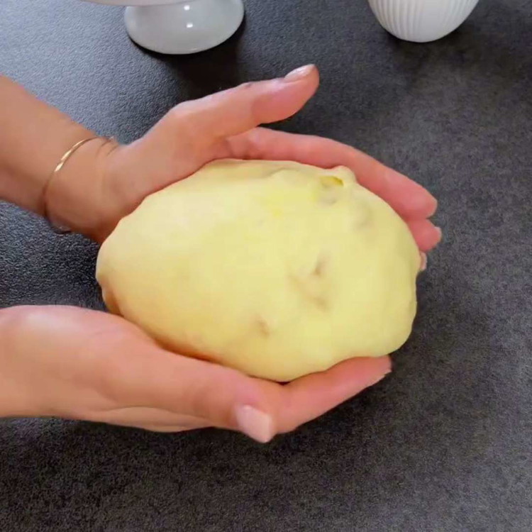 Image of A finomra vágott szárított sárgabarackot keverd a tésztába.