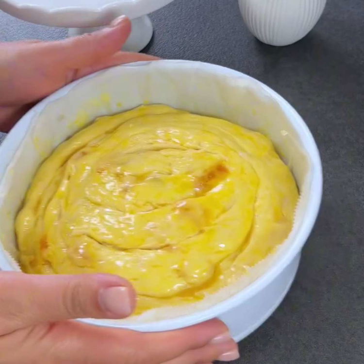 Image of Puneți aluatul în formă de spirală într-o tavă rotundă de...