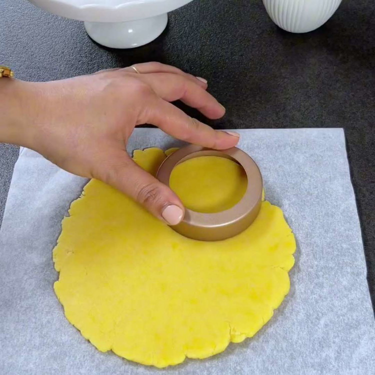 Image of Hamuru açın ve 4 daire kesin, tartlet kalıplarına uyacak şekilde.