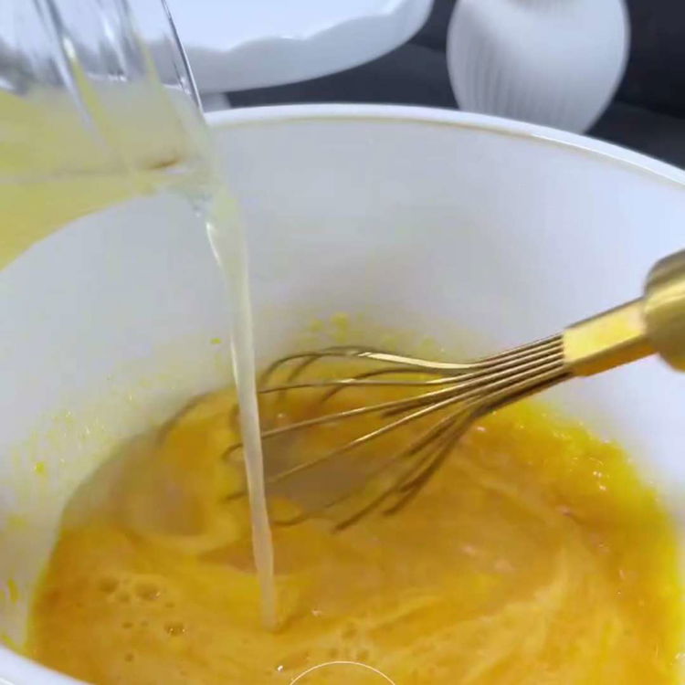 Image of Eigelbe, ganzes Ei, Zucker, Zitronenschale und -saft in einem Topf...