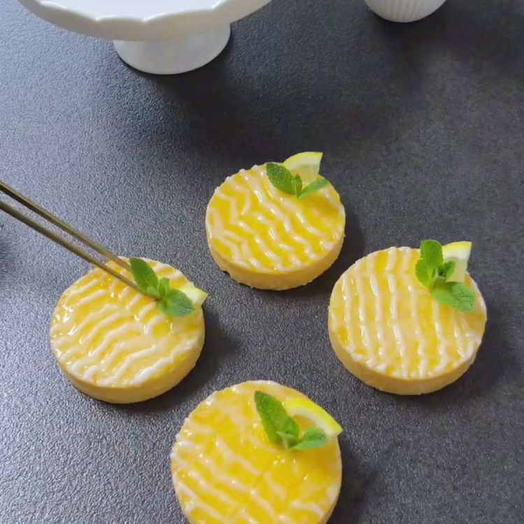 Image of Die Glasur fest werden lassen.