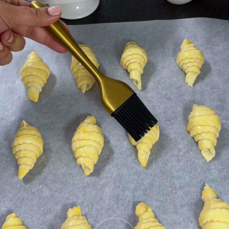 Image of Battez ensemble le jaune d'œuf et le lait, puis badigeonnez...