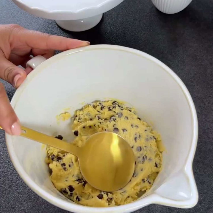 Image of Pendant que les croissants cuisent, crémez le beurre, le sucre...