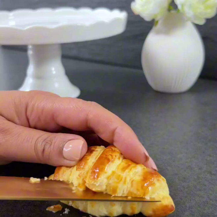 Image of Coupez soigneusement les croissants refroidis dans le sens de la...