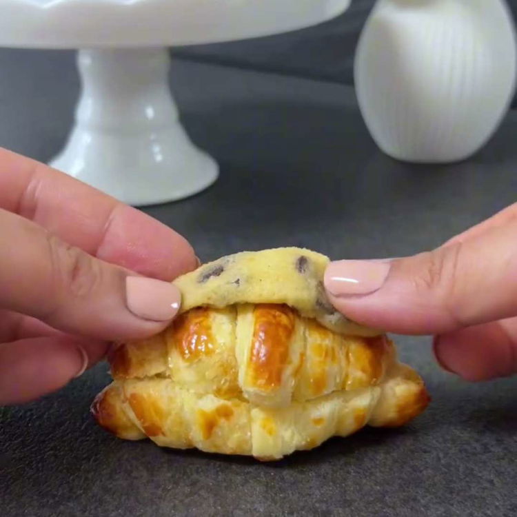 Image of Placez une petite cuillerée de pâte à cookie au centre...