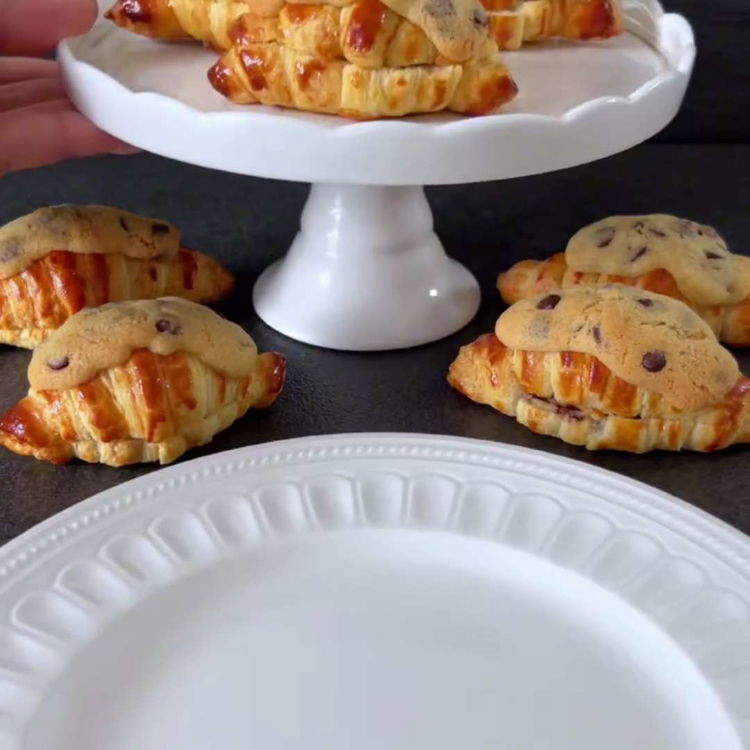 Image of Faites cuire les croissants garnis pendant encore 8-10 minutes jusqu'à...