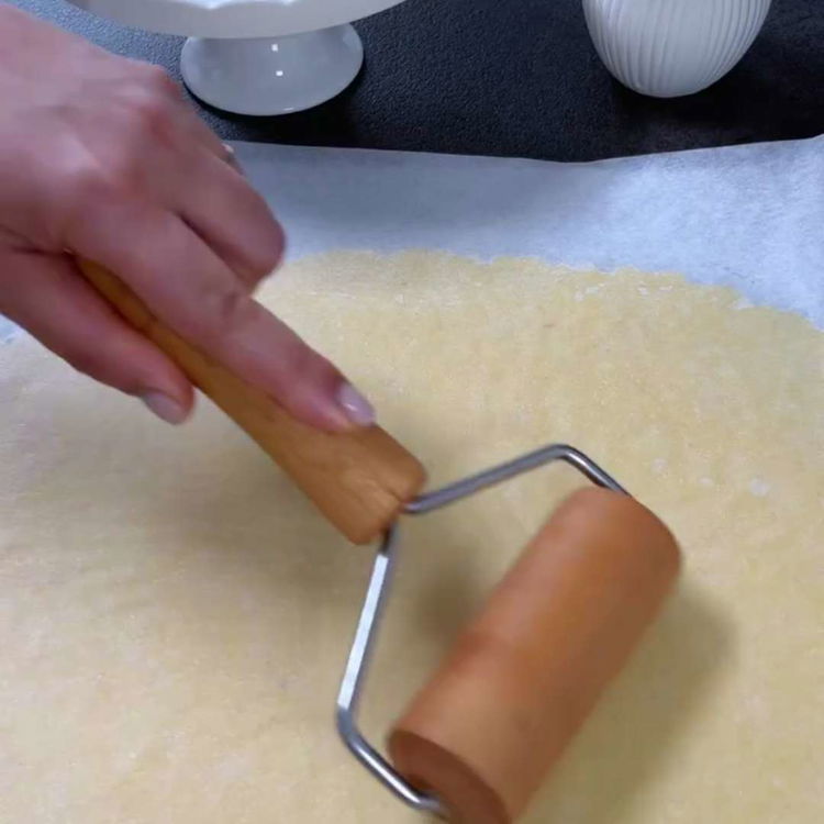 Image of Întindeți aluatul pe o suprafață ușor făinată și tăiați cercuri...