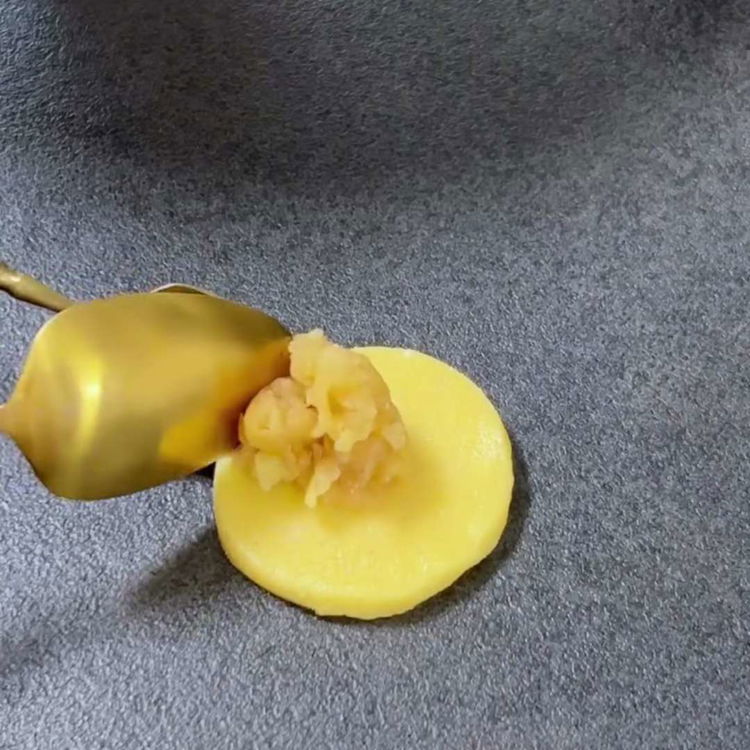 Image of Puneți o linguriță din umplutura de mere în centrul fiecărui...