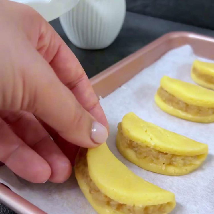 Image of Așezați tacos-urile umplute pe tava pregătită și coaceți în cuptorul...