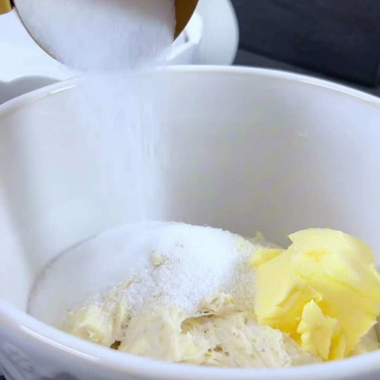 Image of Dans un bol, mélangez la farine, le lait tiède et la levure pour le pré-pâte. Couvrez et laissez lever dans un endroit chaud pendant environ 30 minutes.