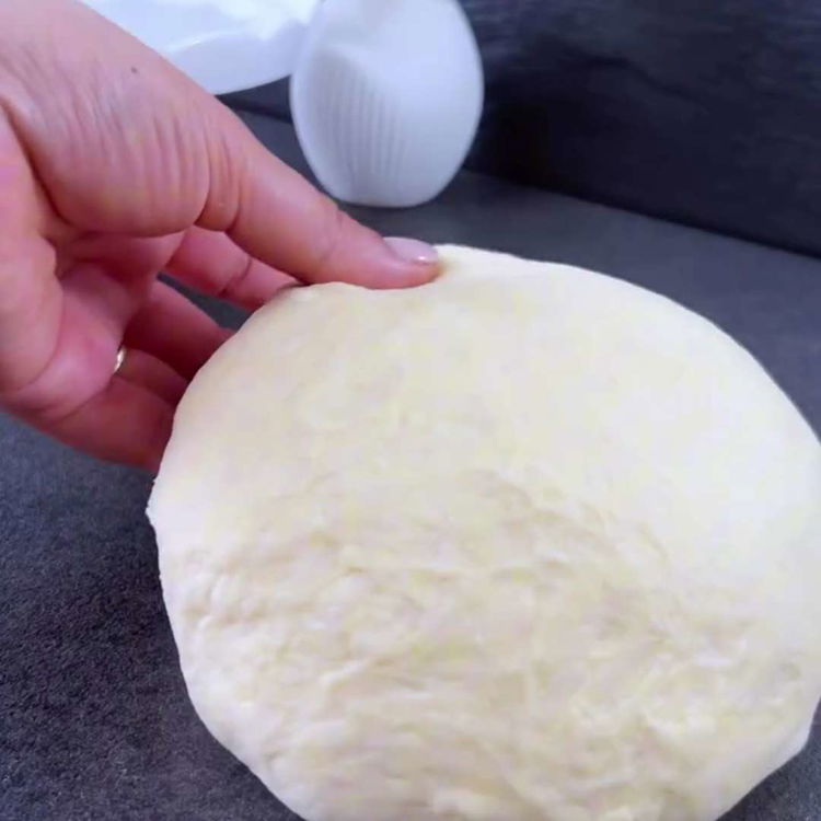 Image of Acoperiți aluatul și lăsați-l să crească într-un loc cald timp...