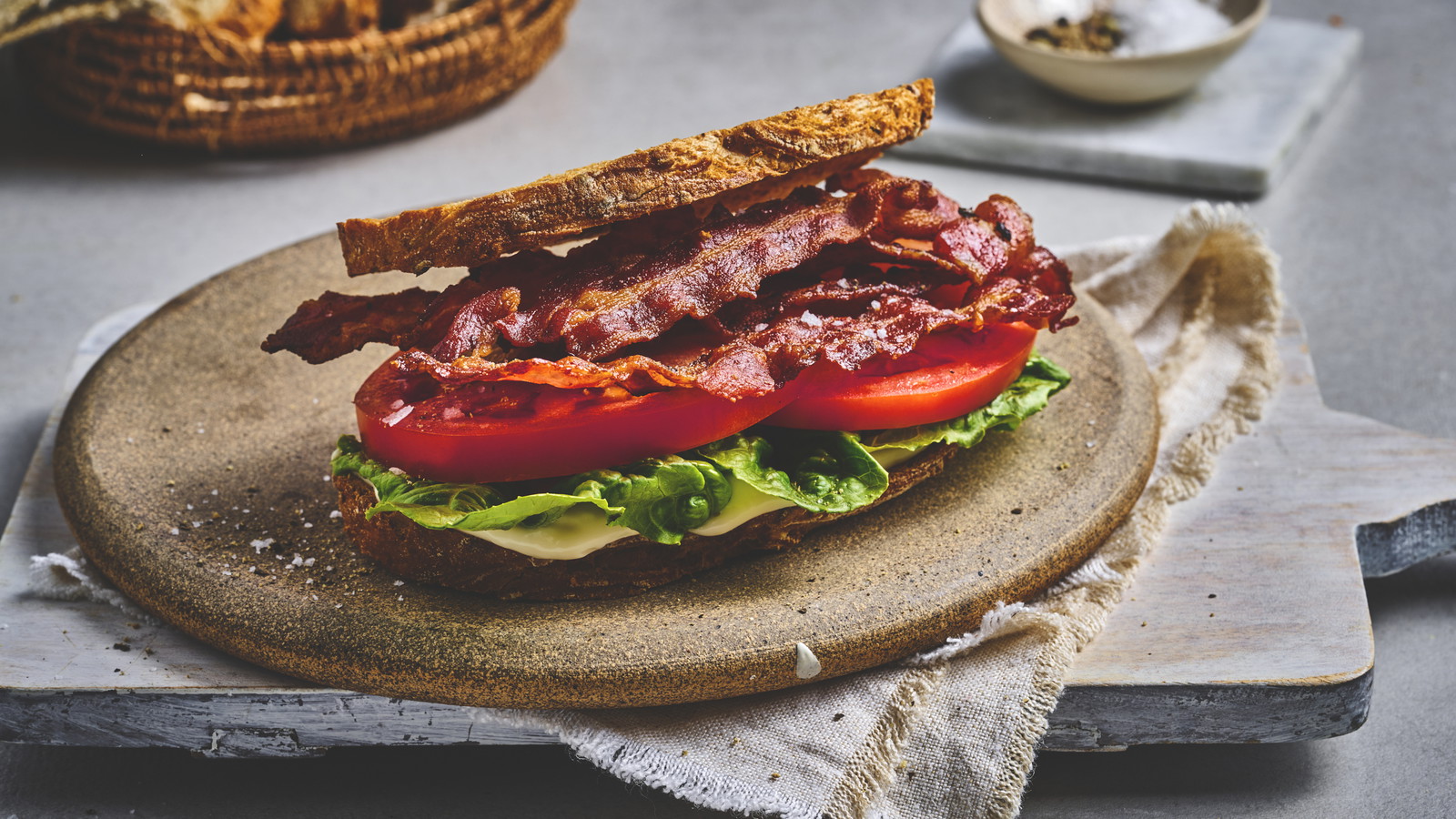 BLT-sandwich med sprödbakat bröd och bacon.