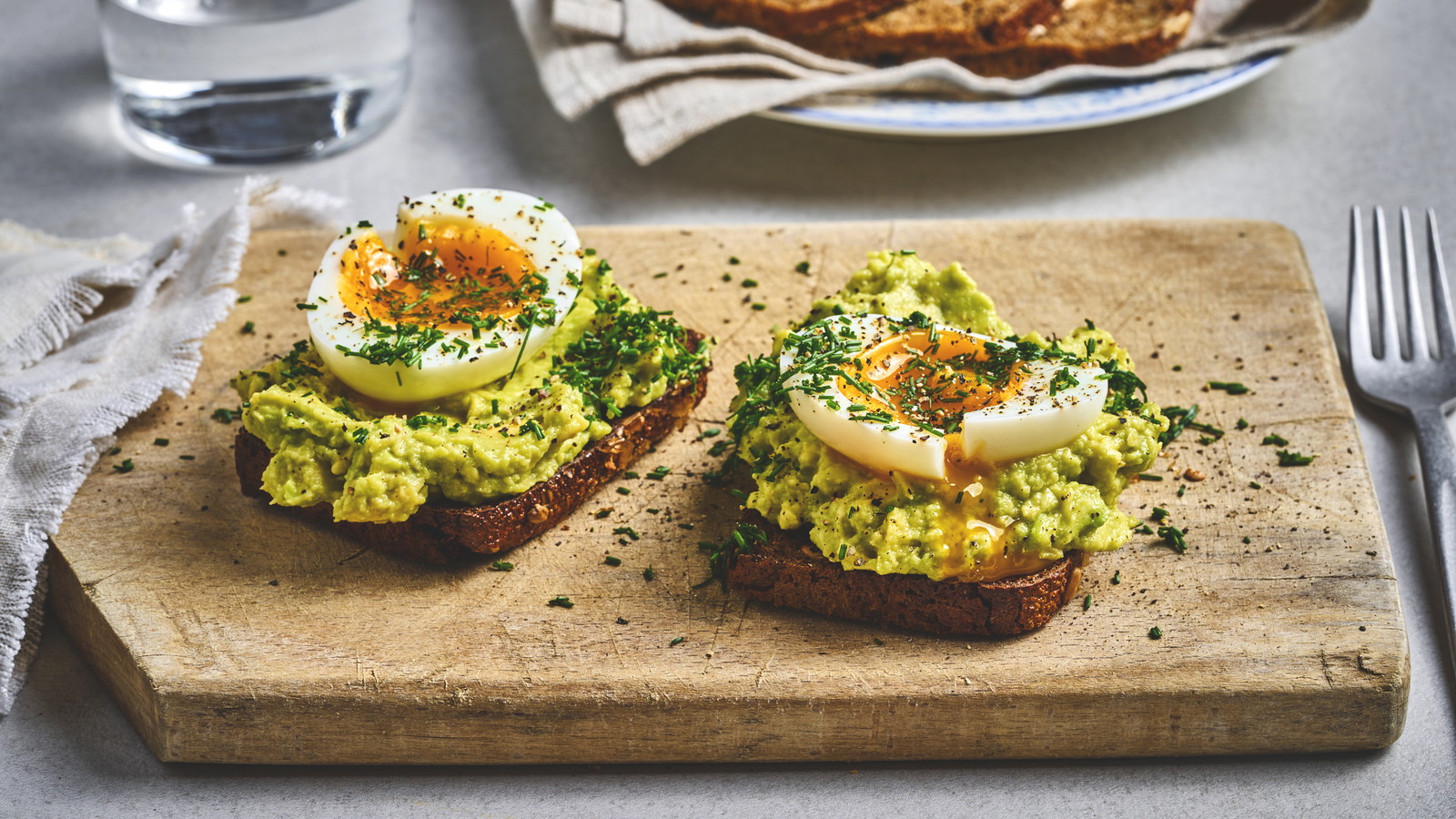 Sprött danskt rågbröd med avokado och ägg.