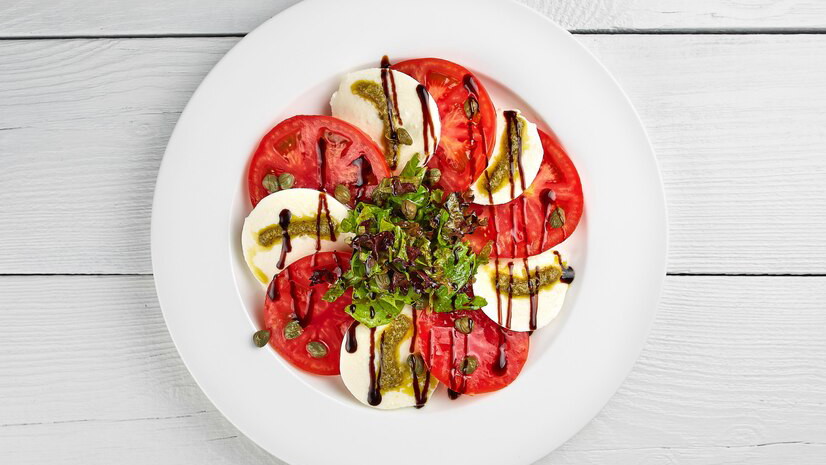 Crabby Bags Classic Caprese Salad 