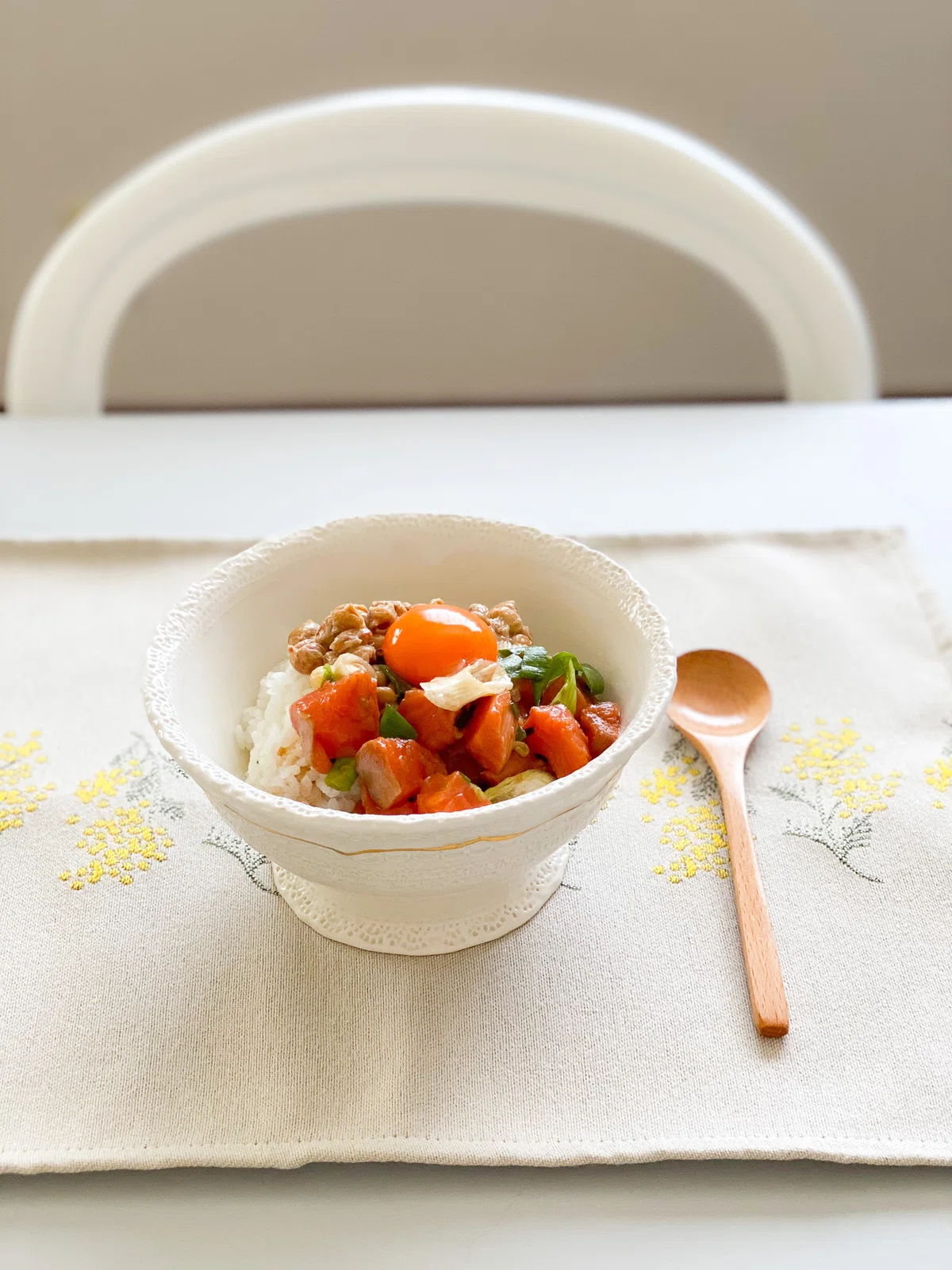 サーモンと白ねぎ納豆のっけごはん
