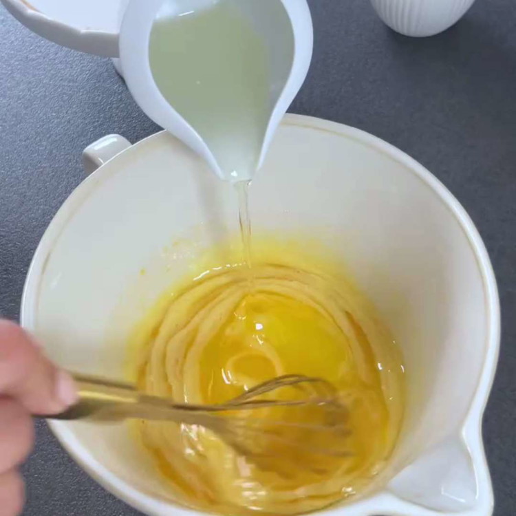 Image of Meng in een grote kom de bloem, het bakpoeder, de baking soda en het zout.