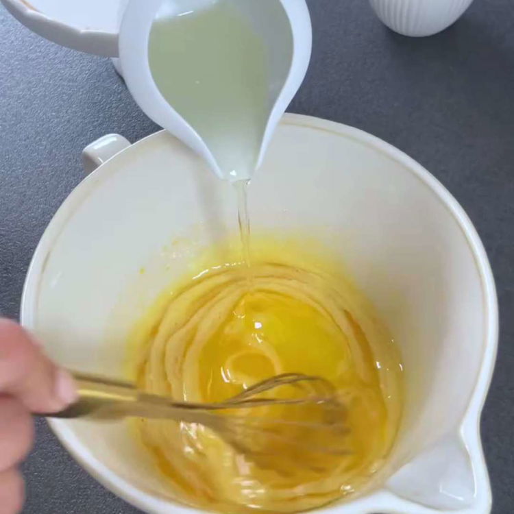 Image of Sekoita suuressa kulhossa jauhot, leivinjauhe, sooda ja suola.