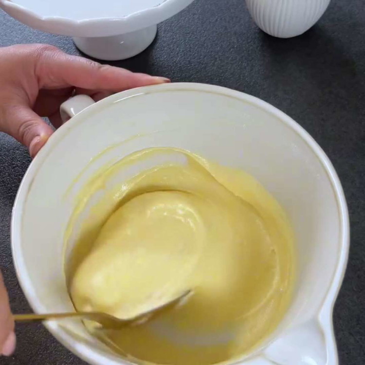 Image of Klop in een aparte kom het ei lichtjes. Voeg de suiker, plantaardige olie en yoghurt toe en meng goed tot een gladde massa.