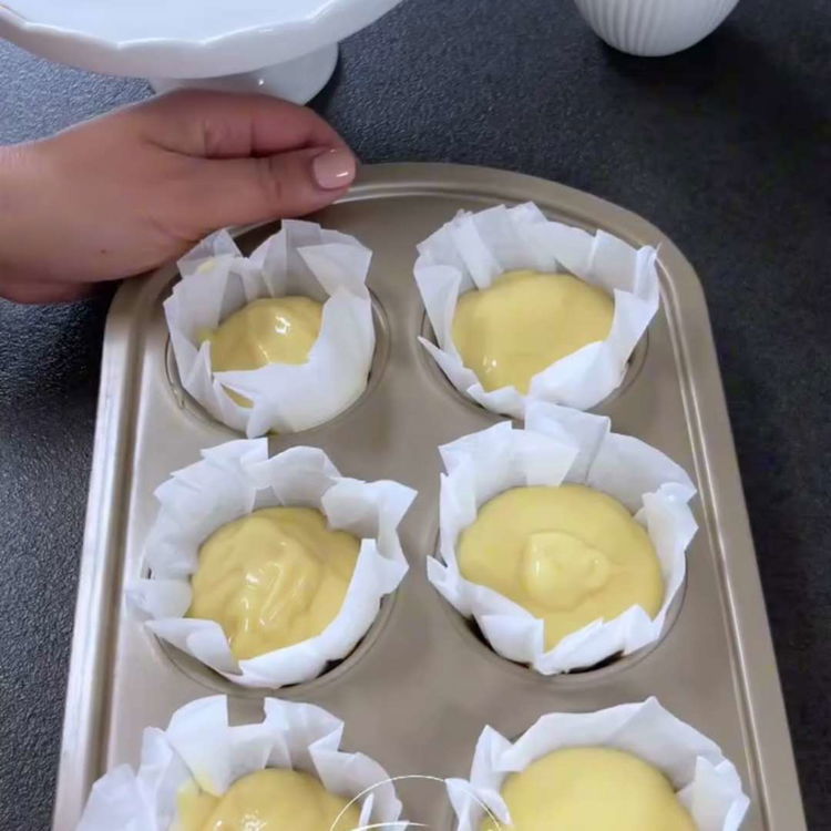 Image of Jaa taikina tasaisesti 6 muffinivuokaan, täyttäen jokaisen noin kahdelle kolmasosalle.