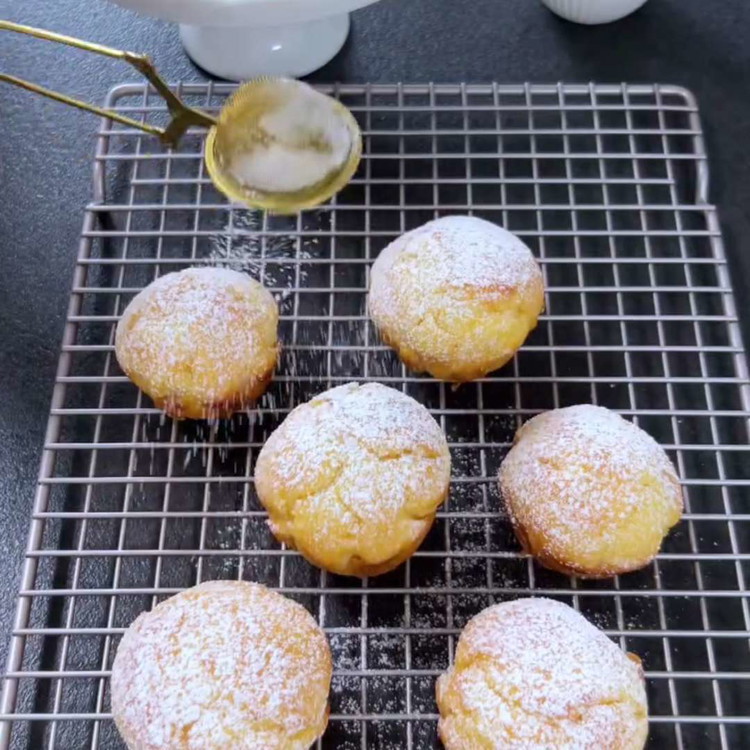 Image of Bak de muffins in de voorverwarmde oven gedurende 18-20 minuten, of tot ze goudbruin zijn en een tandenstoker die in het midden is gestoken er schoon uitkomt.
