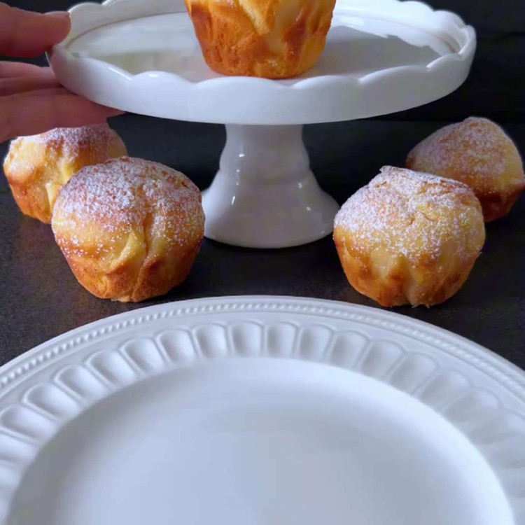 Image of Haal de muffins uit de oven en laat ze een paar minuten in de vorm afkoelen, verplaats ze daarna naar een rooster om volledig af te koelen. Bestrooi met poedersuiker indien gewenst.