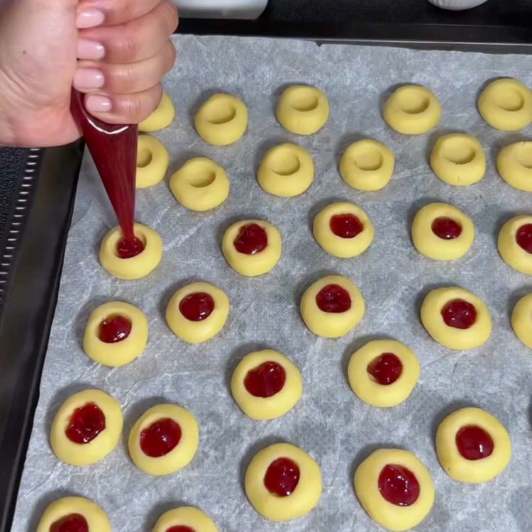 Image of Die Vertiefungen mit Marmelade füllen.