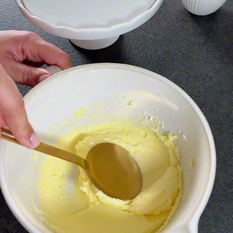 Image of Toisessa kulhossa vaahdota voi ja sokeri tasaiseksi. Lisää kananmuna ja...