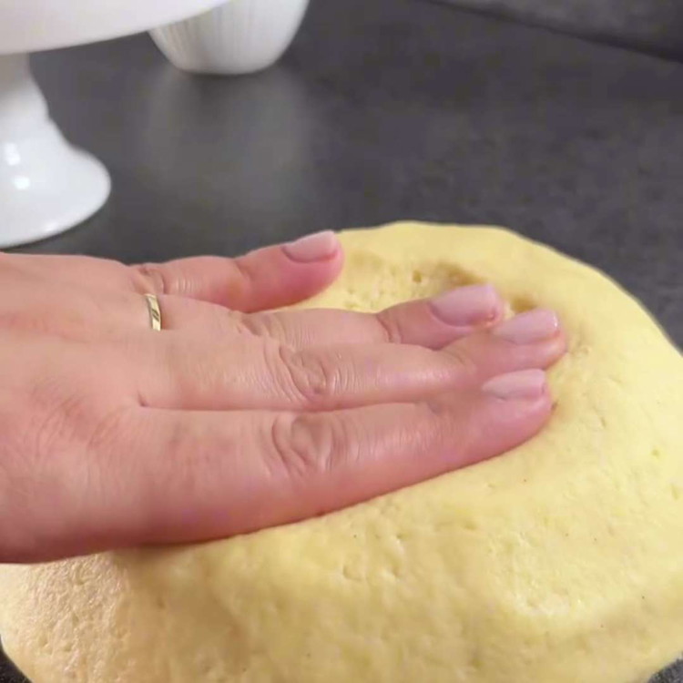 Image of Voeg geleidelijk de droge ingrediënten toe aan het boter-suiker mengsel en kneed tot een deeg.