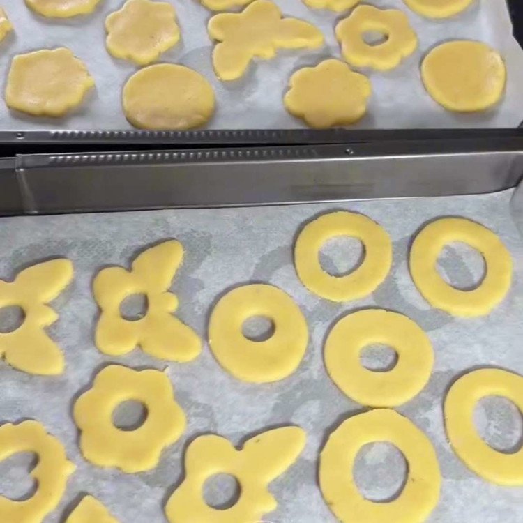 Image of Plaats de koekjes op een bakplaat bekleed met bakpapier en bak in de voorverwarmde oven gedurende ongeveer 8-10 minuten, tot ze licht goudbruin zijn aan de randen.