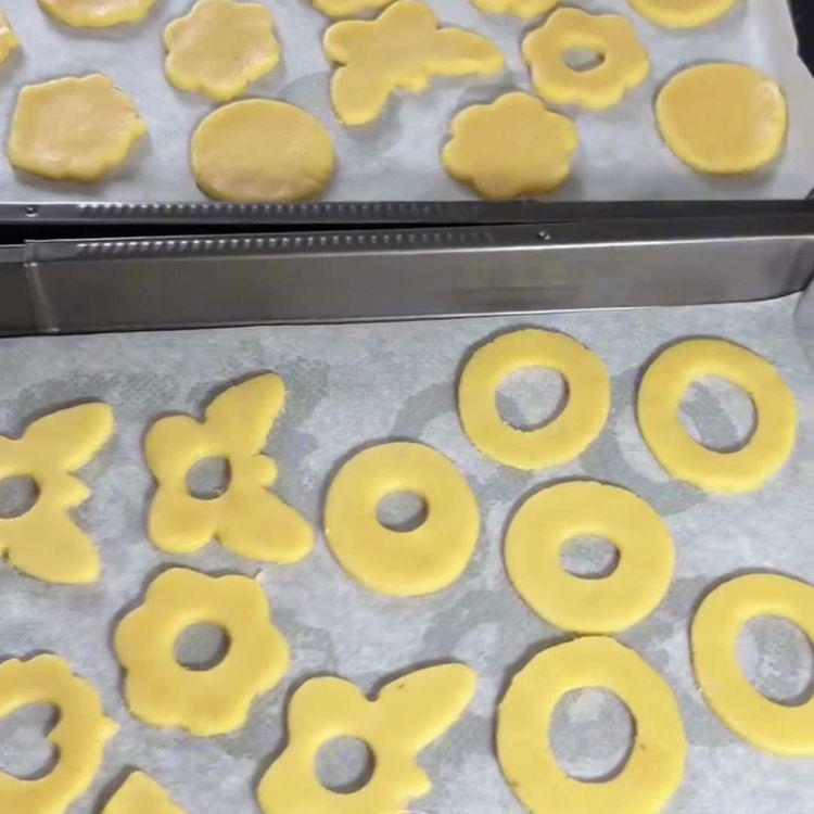 Image of Aseta keksit leivinpaperilla vuoratulle pellille ja paista esilämmitetyssä uunissa noin...