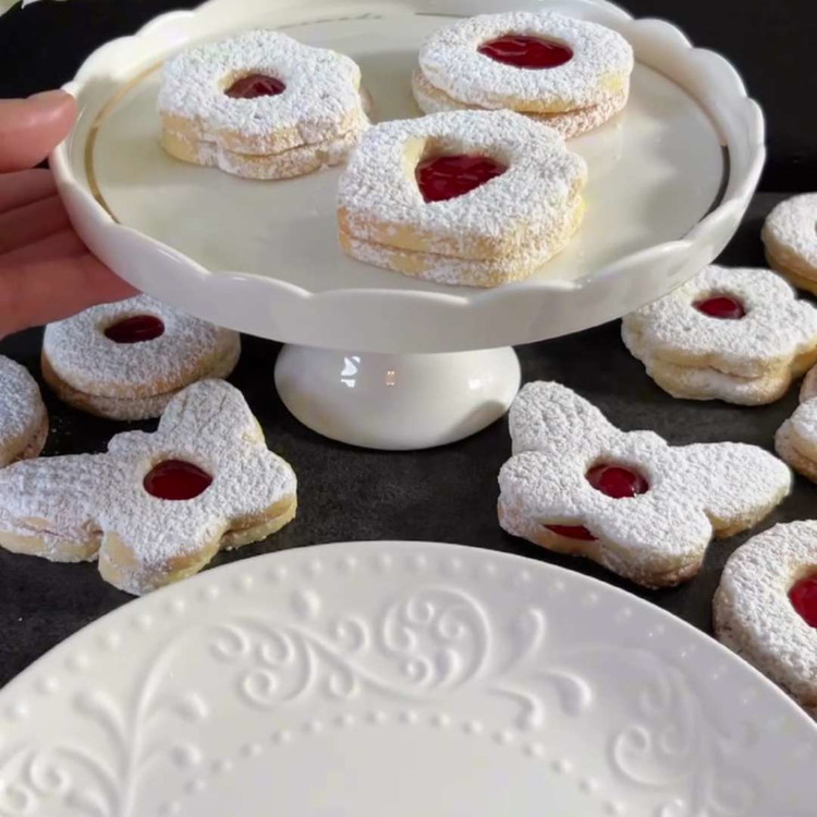 Image of Bewaar de afgewerkte Linzer Koekjes in een luchtdichte doos. Tip: Deze lekkernijen smaken de volgende dag nog beter!