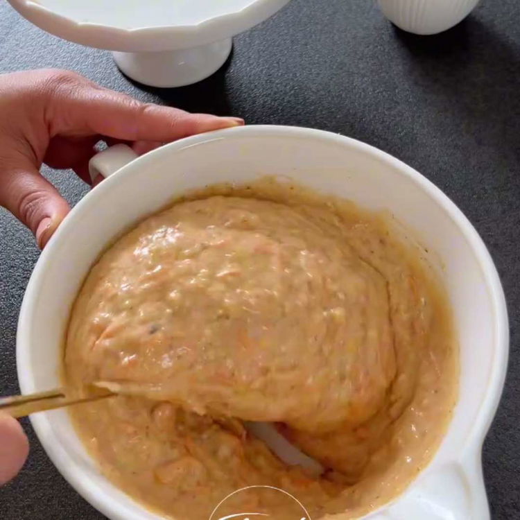 Image of Adăugați treptat ingredientele umede la cele uscate, amestecând ușor până...