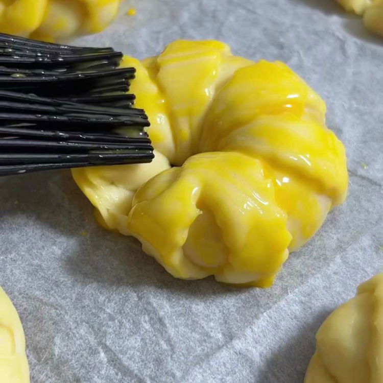 Image of Placer de fyldte dejlommer på en bageplade beklædt med bagepapir...