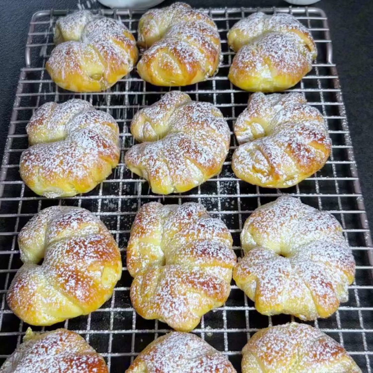 Image of Den Ofen auf 180 Grad Celsius vorheizen und die Crescents etwa 20 Minuten backen, bis sie goldbraun sind.