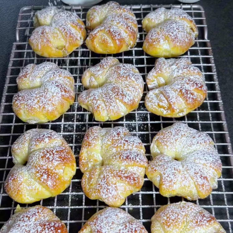 Image of Forvarm ovnen til 180 grader Celsius og bag crescente i...