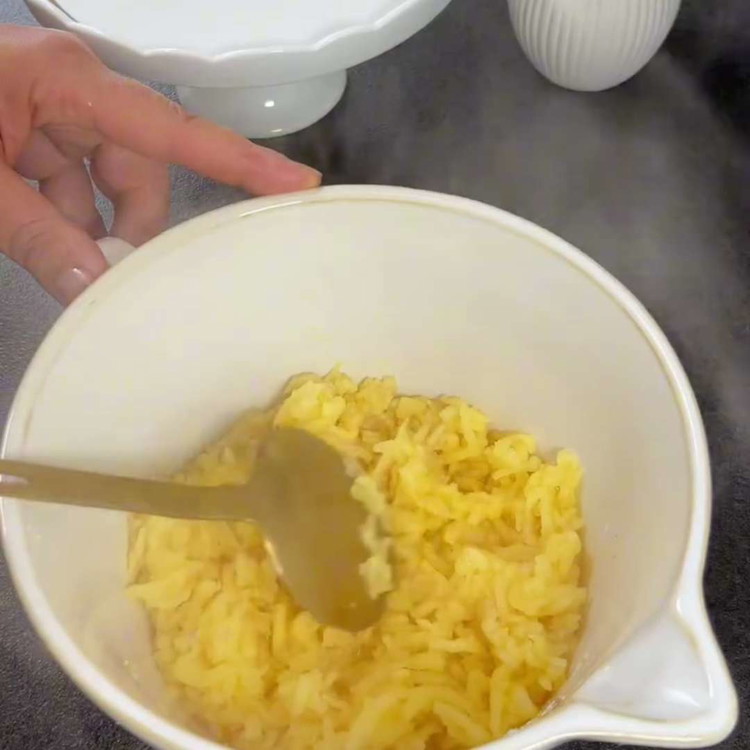 Image of Add hozzá a tojást, és jól keverd össze. Fokozatosan add hozzá a lisztet, amíg homogén tészta nem lesz.