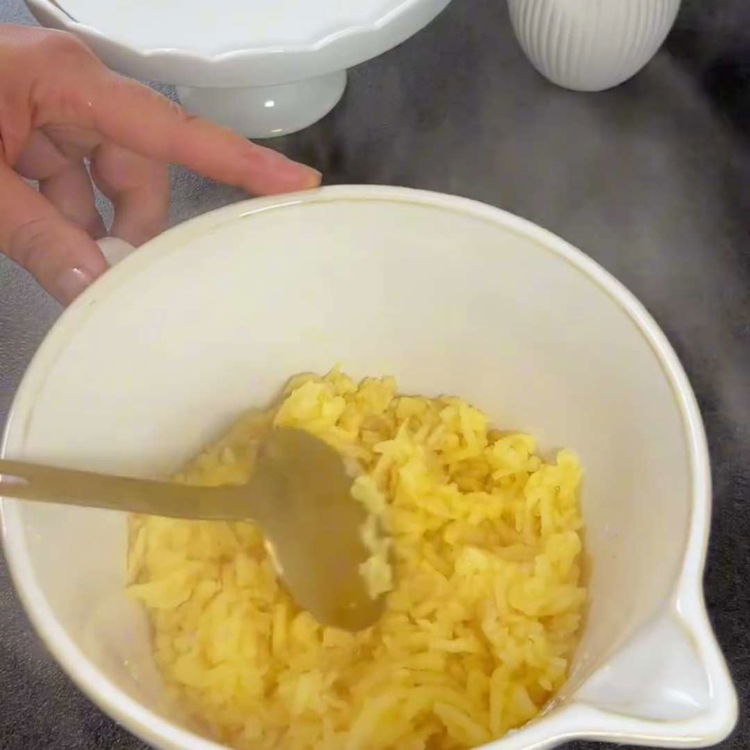 Image of Yumurtayı ekleyin ve iyice karıştırın. Unu yavaş yavaş ekleyerek homojen...