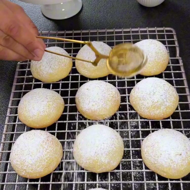 Image of Hagyd a sütiket teljesen kihűlni, majd szórd meg porcukorral.