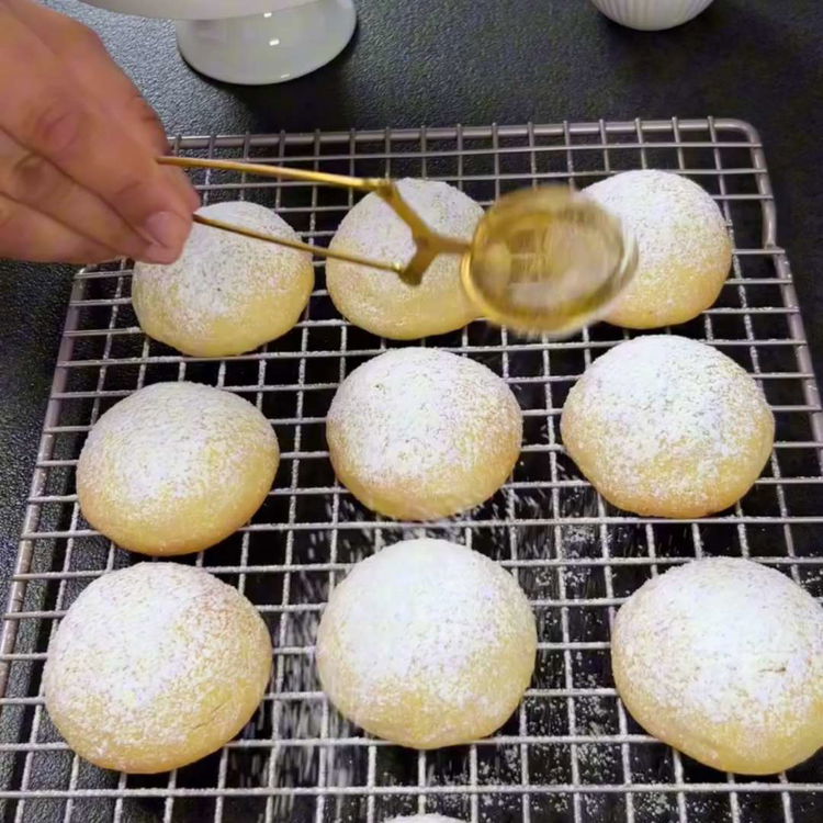 Image of Kurabiyelerin tamamen soğumasını bekleyin ve üzerine pudra şekeri serpin.