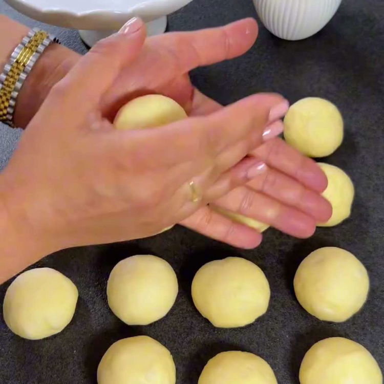 Image of Formați aluatul într-o bilă, puneți-l într-un bol ușor uns, acoperiți-l...