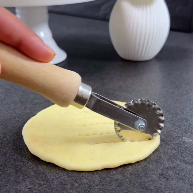 Image of Rulați fiecare bilă într-un cerc și tăiați câteva linii în...