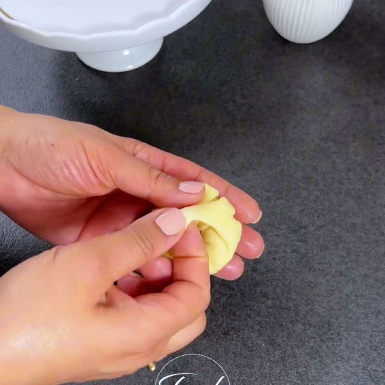 Image of Rulați aluatul din partea netă, formați-l într-un cerc și trageți...