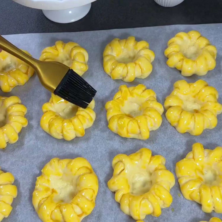 Image of Puneți cercurile de aluat pe o tavă de copt tapetată...