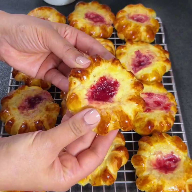 Image of Ungem cu amestecul de gălbenuș de ou și lapte. Preîncălziți...