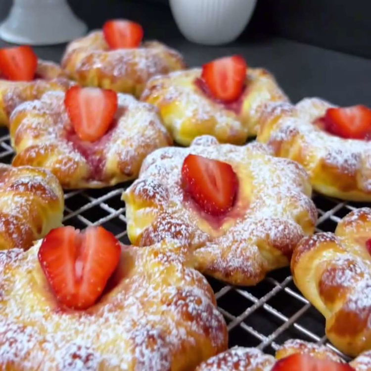 Image of Lăsați chiflele să se răcească pe un grătar. Presărați cu...