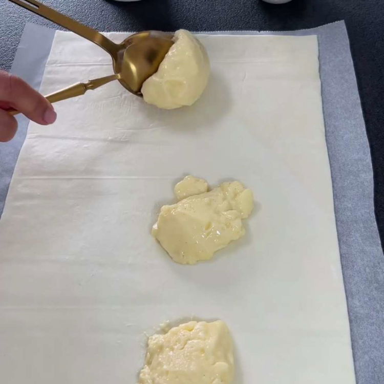 Image of Milföy hamurunu açın. Soğuyan muhallebiyi milföy hamurunun üzerine eşit şekilde...