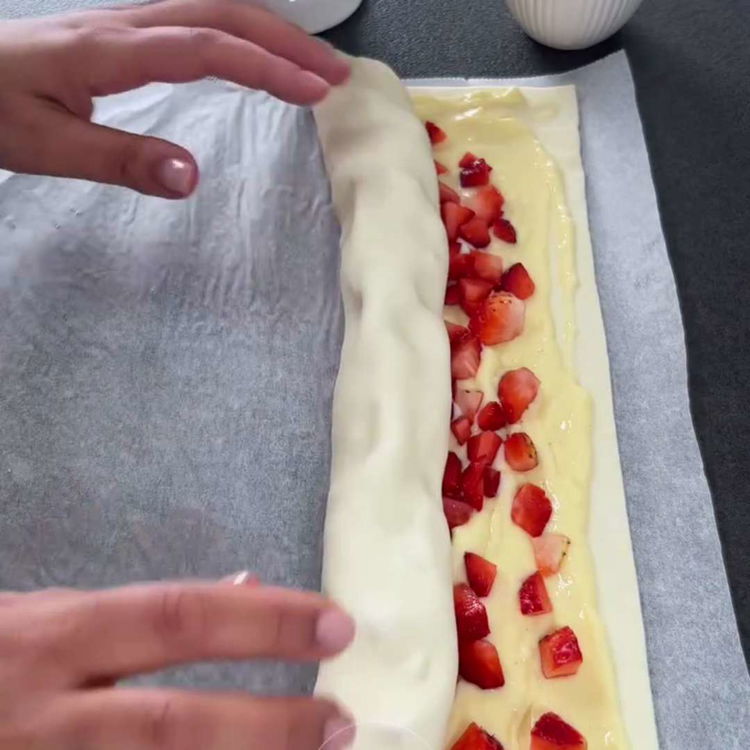 Image of Milföy hamurunu uzun kenarından başlayarak dikkatlice rulo yapın. Ruloyu yaklaşık...