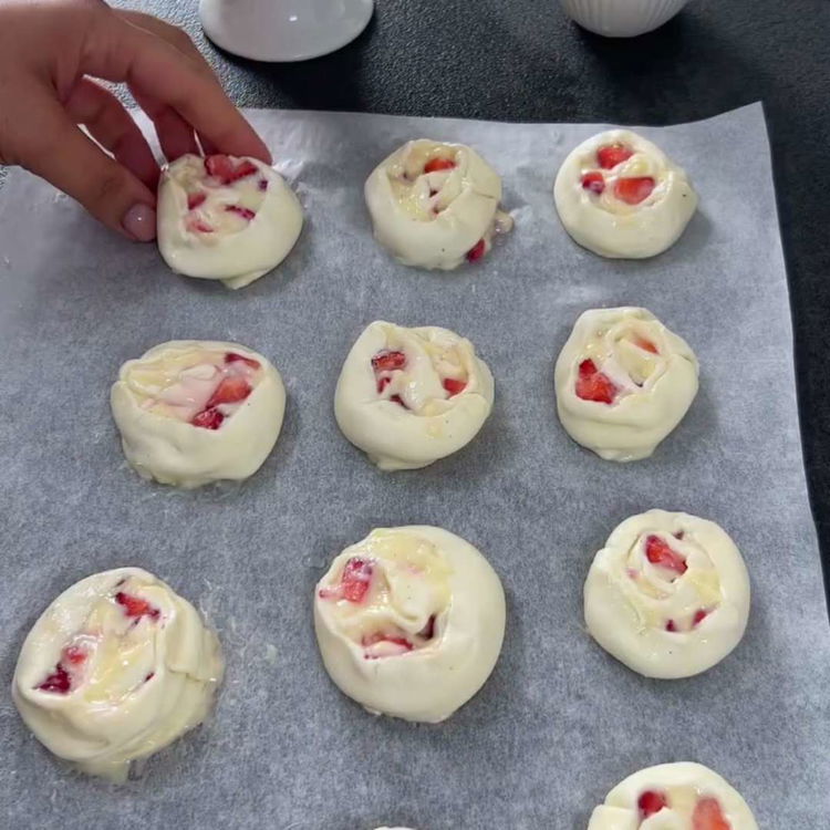 Image of Önceden ısıtılmış fırında yaklaşık 15-20 dakika, hamur altın rengi alana...